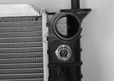 Rareelectrical - New Radiator Assembly Compatible With Lincoln 98-99 Navigator 5.4L V8 330 Cid F75z8005ja 432551 - Image 4
