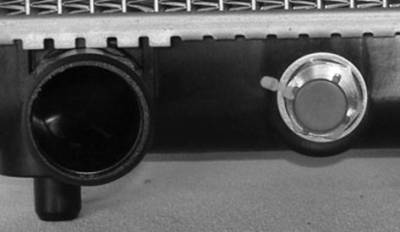 Rareelectrical - New Radiator Assembly Compatible With Chevy 99-04 Tracker 2.0L 2.5L L4 V6 1995Cc 2500Cc 122 Cid - Image 4