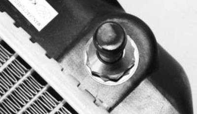 Rareelectrical - New Radiator Assembly Compatible With Mazda 99-00 Protege 1.6L 1.8L L4 1589Cc 1839Cc 432538 2683 - Image 4